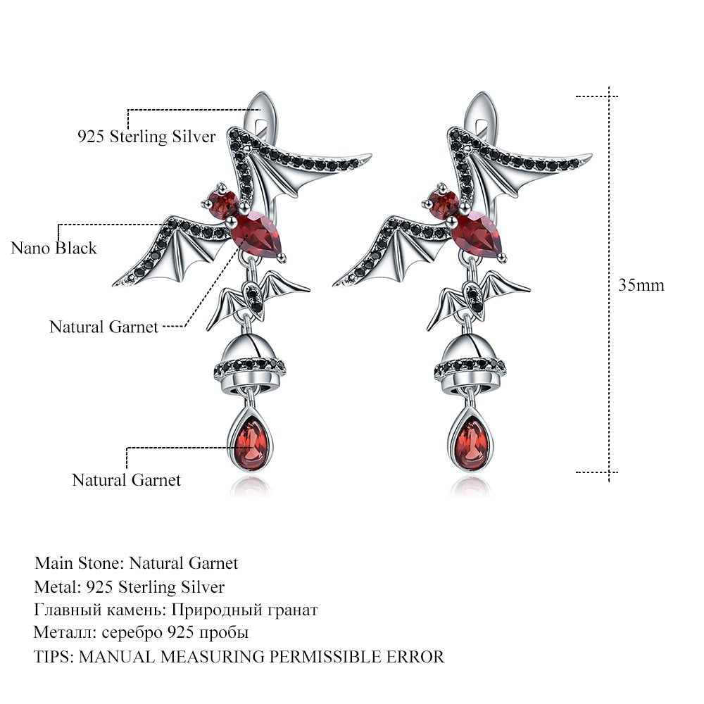 Close-up of the Garnet setting on this necklace