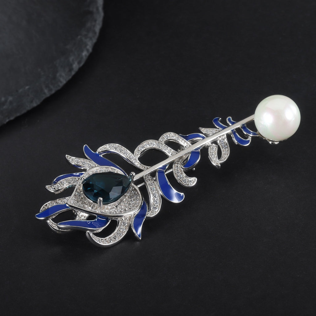 Close-up of the Pearl setting on this brooch