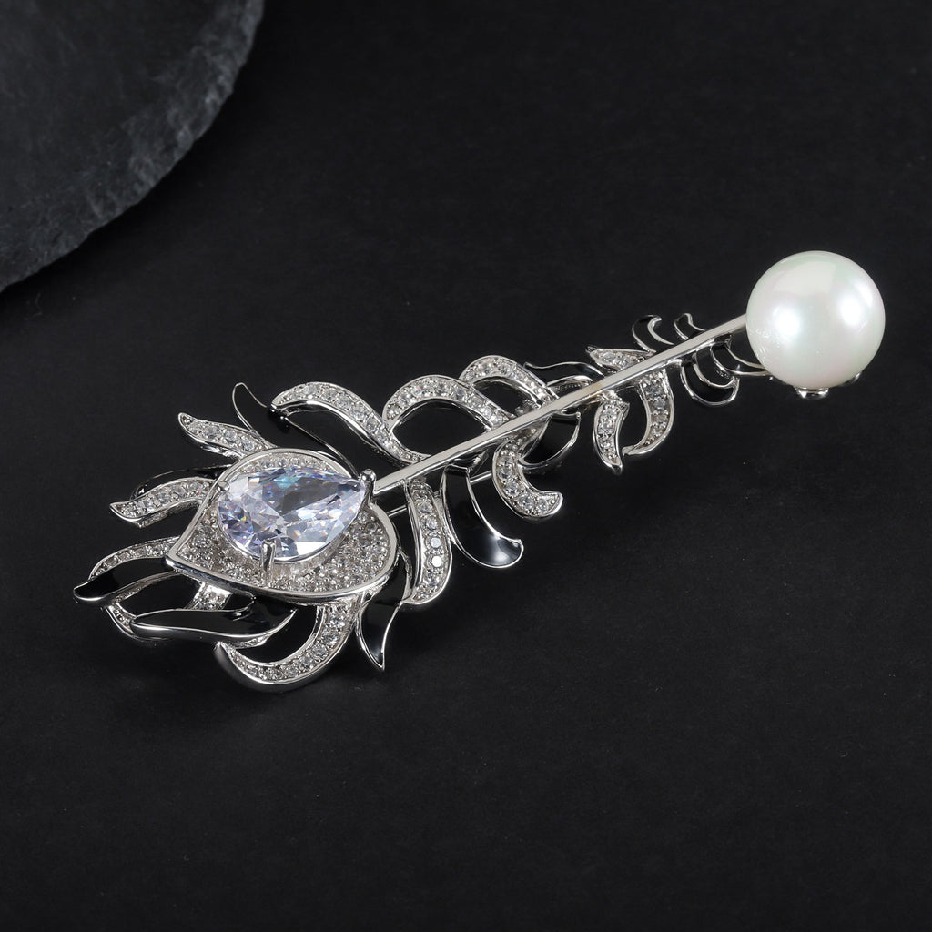Close-up of the Pearl setting on this brooch