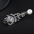 Close-up of the Pearl setting on this brooch