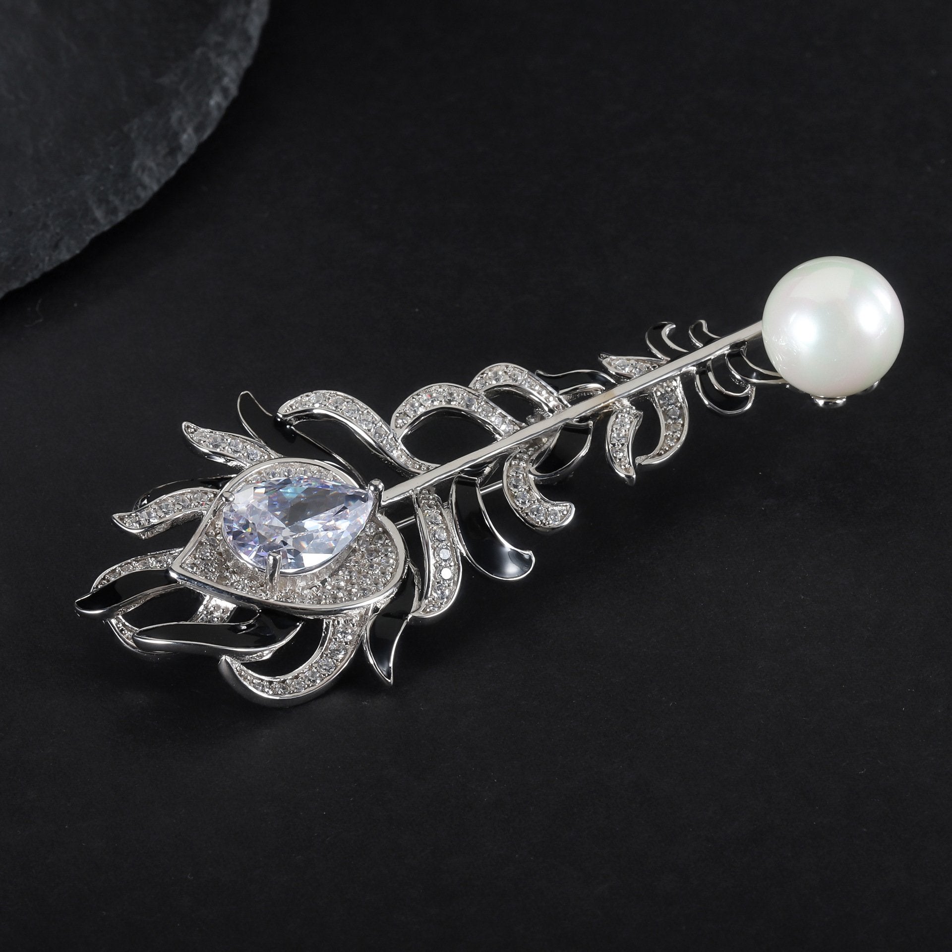 Close-up of the Pearl setting on this brooch