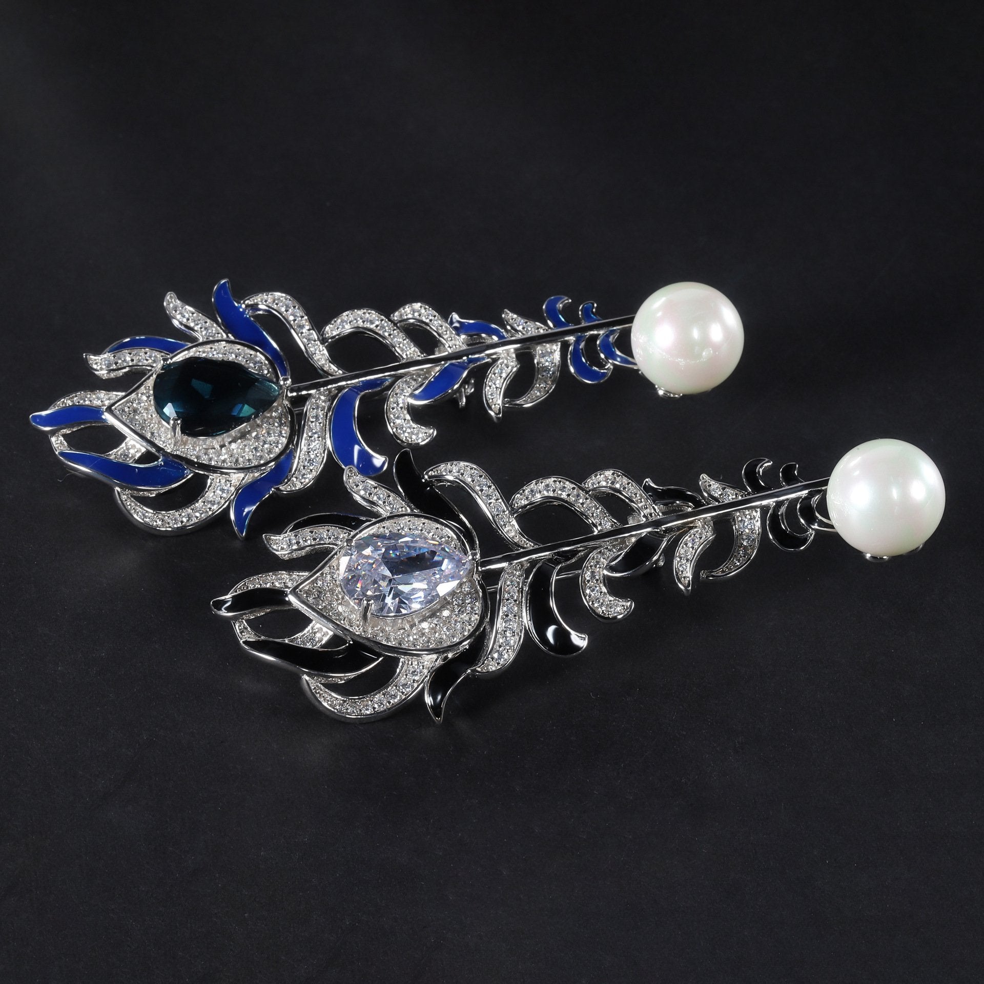 Side profile of the Pearl brooch