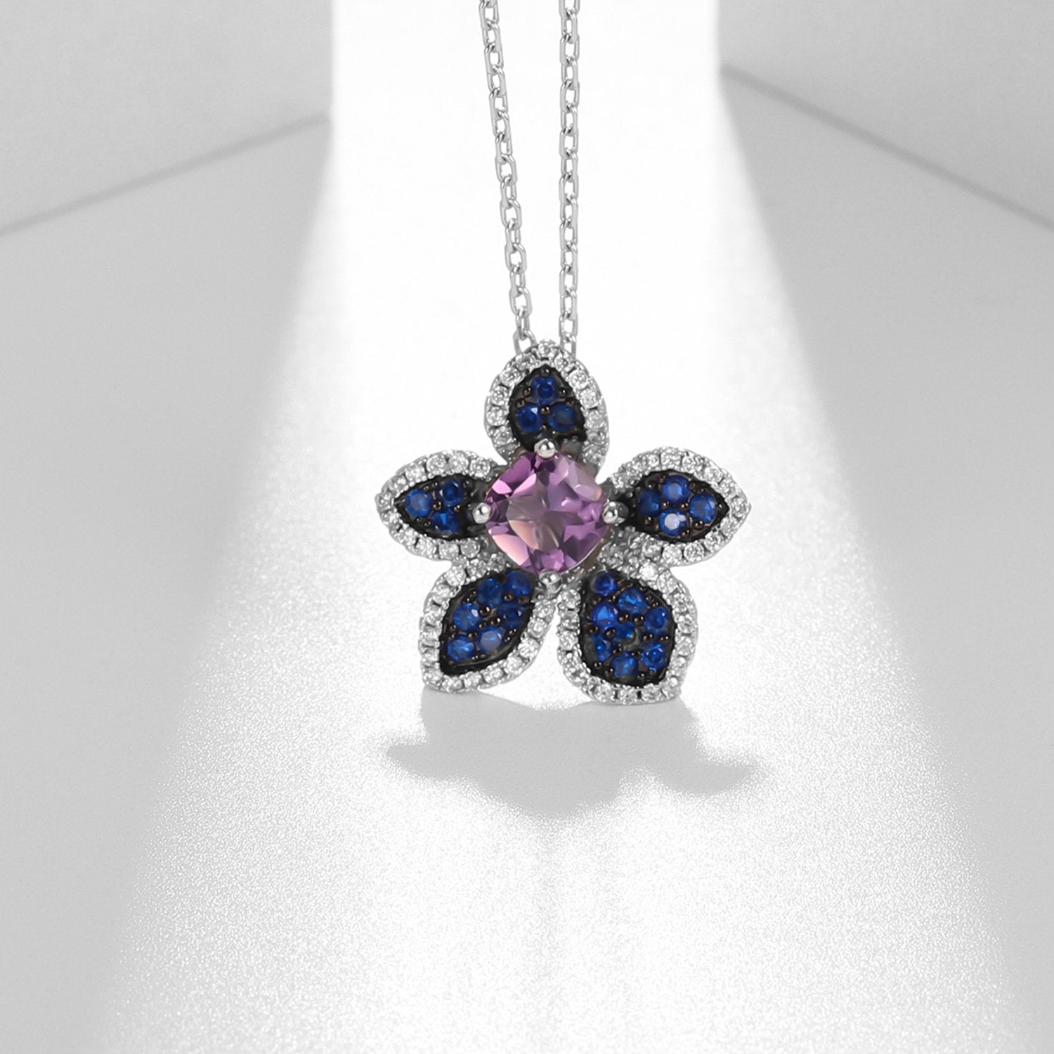 Close-up of the Topaz setting on this necklace