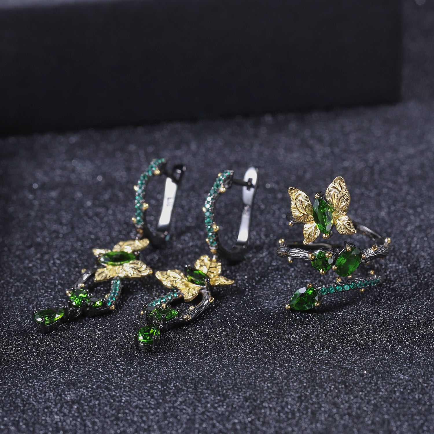 Diopside Butterfly Ring 925 Sterling Silver (gemstone setting detail)