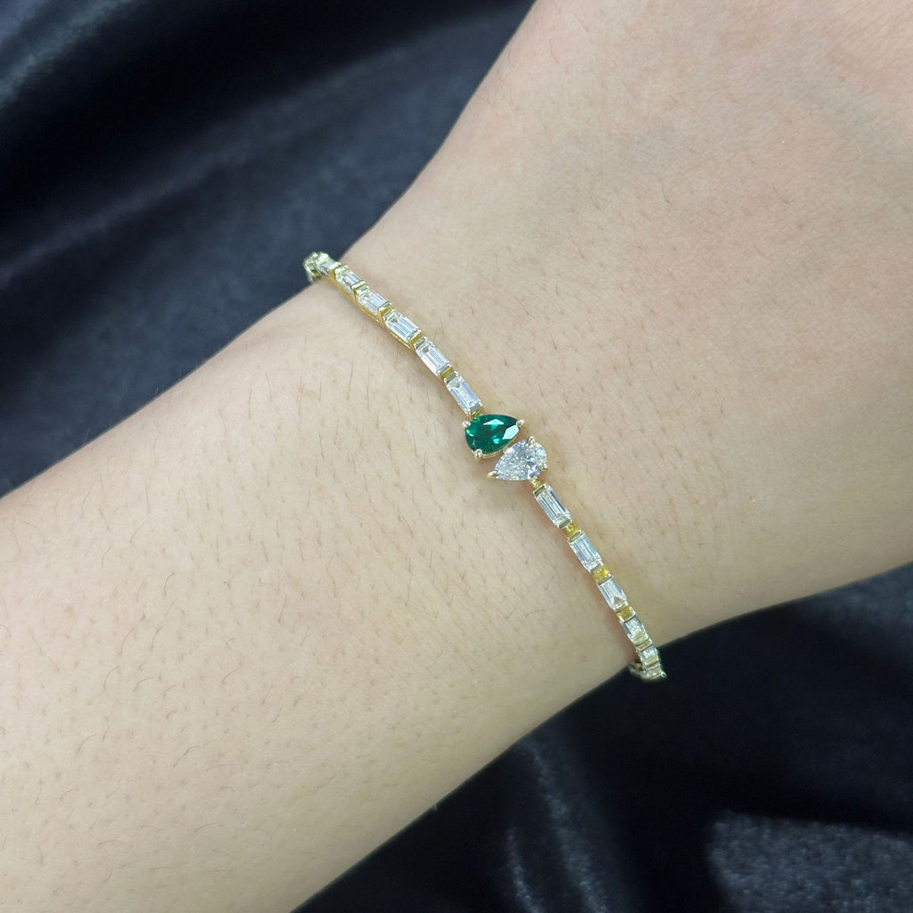 Lab-Grown Emerald Tennis Bracelet 925 Sterling Silver (design detail close-up)