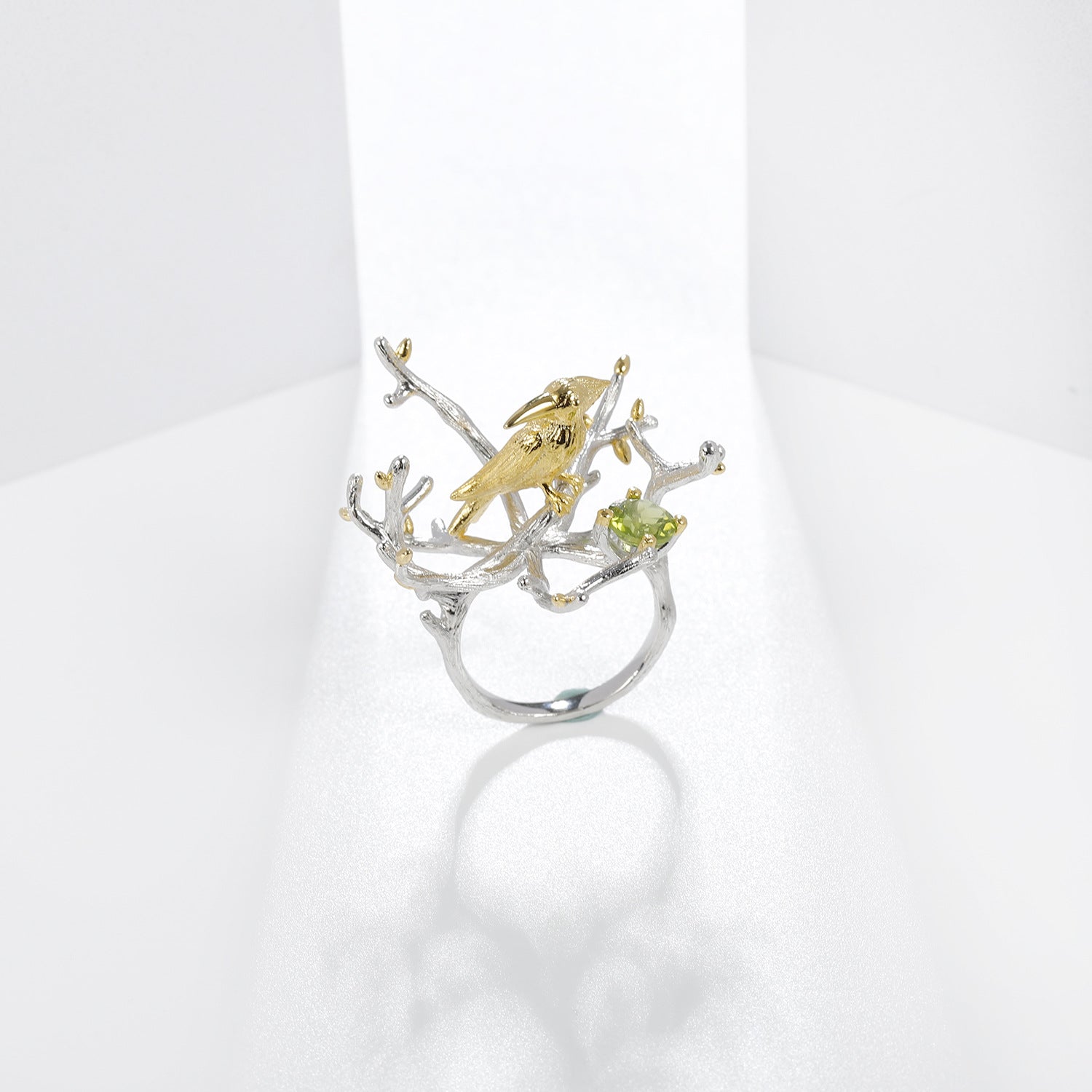 Peridot Bird Ring 925 Sterling Silver (gemstone setting detail)