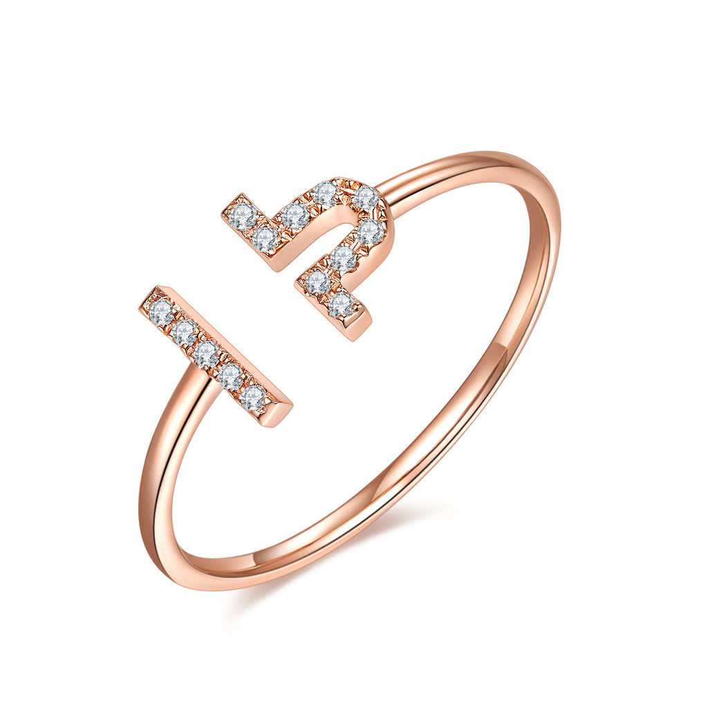 Close-up of the 2ct Moissanite setting on this ring