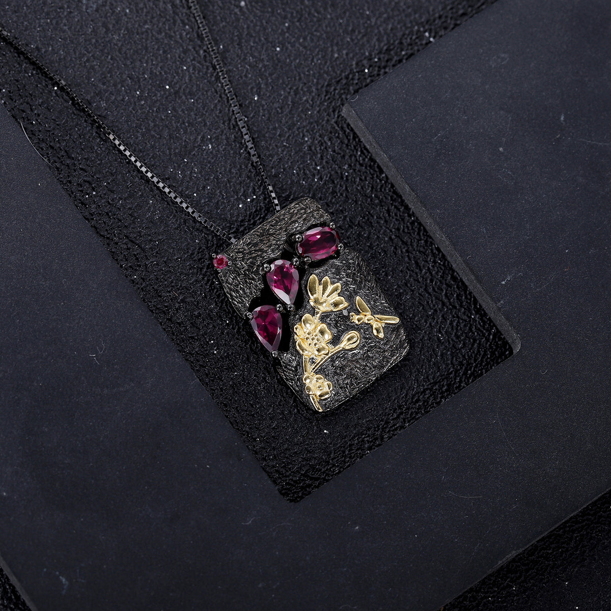 Rose Garnet Floral Pendant 925 Sterling Silver (gemstone setting detail)