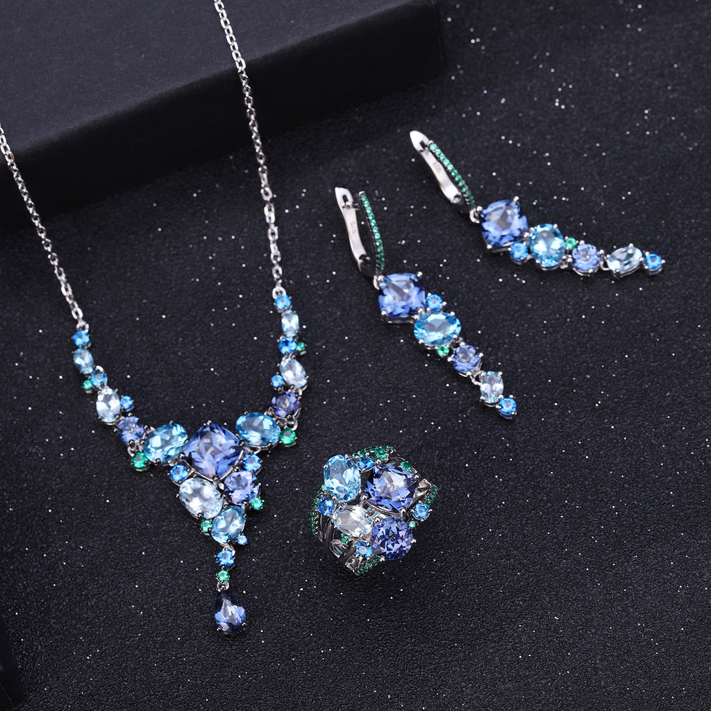 Close-up of the Topaz setting on this necklace