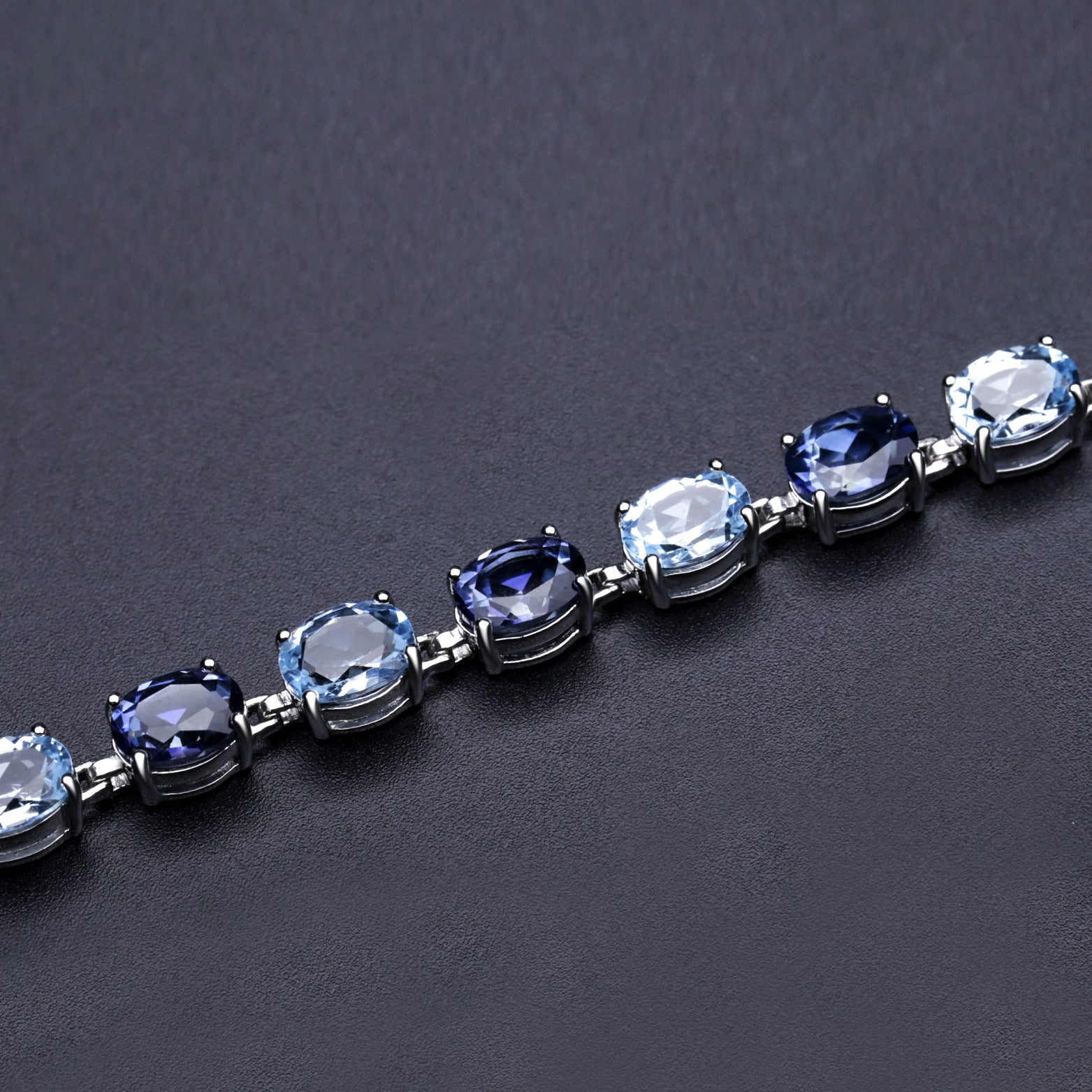 Topaz Luxury Bracelet 925 Sterling Silver (design detail close-up)
