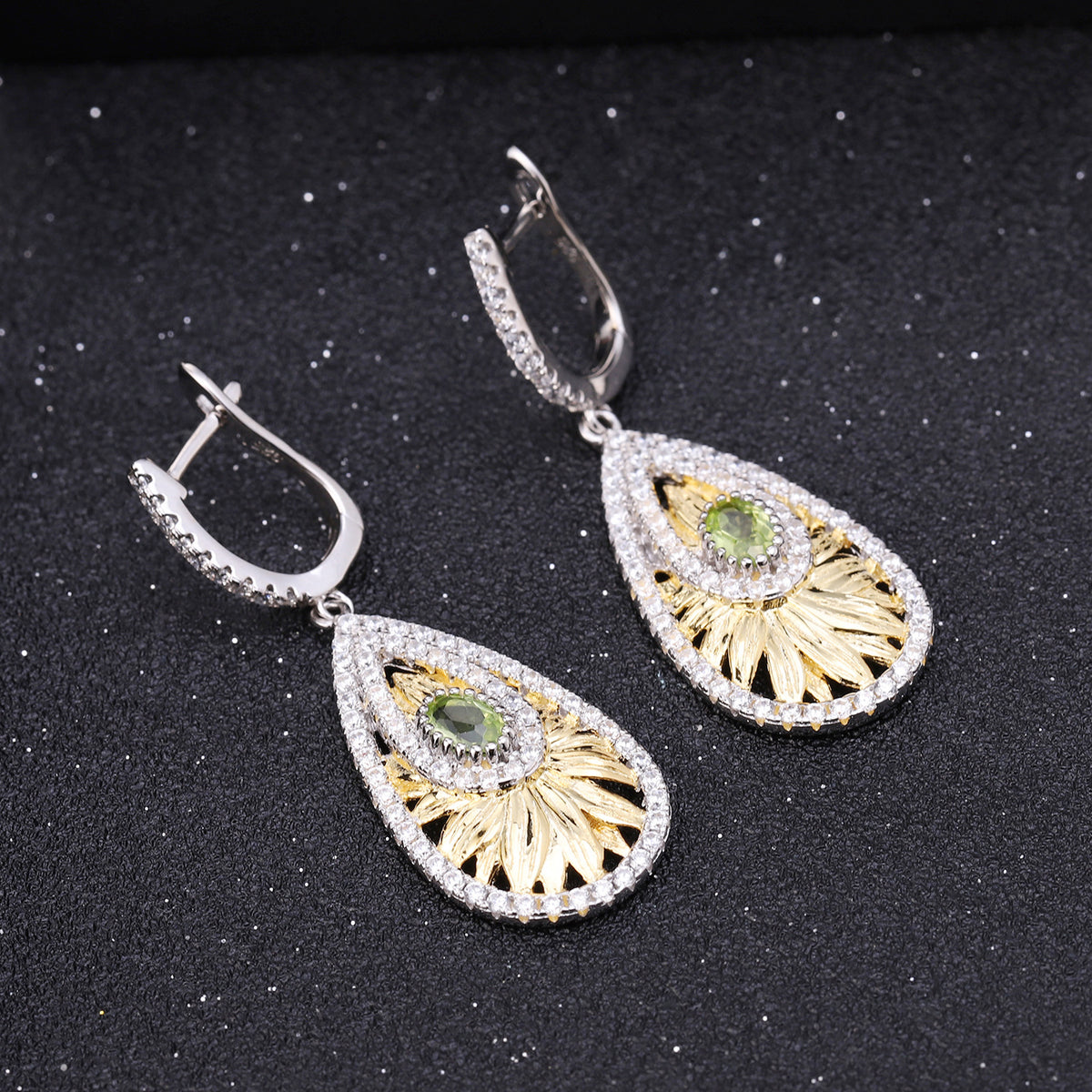 Peridot Nature-Inspired Earrings 925 Sterling Silver (design detail close-up)