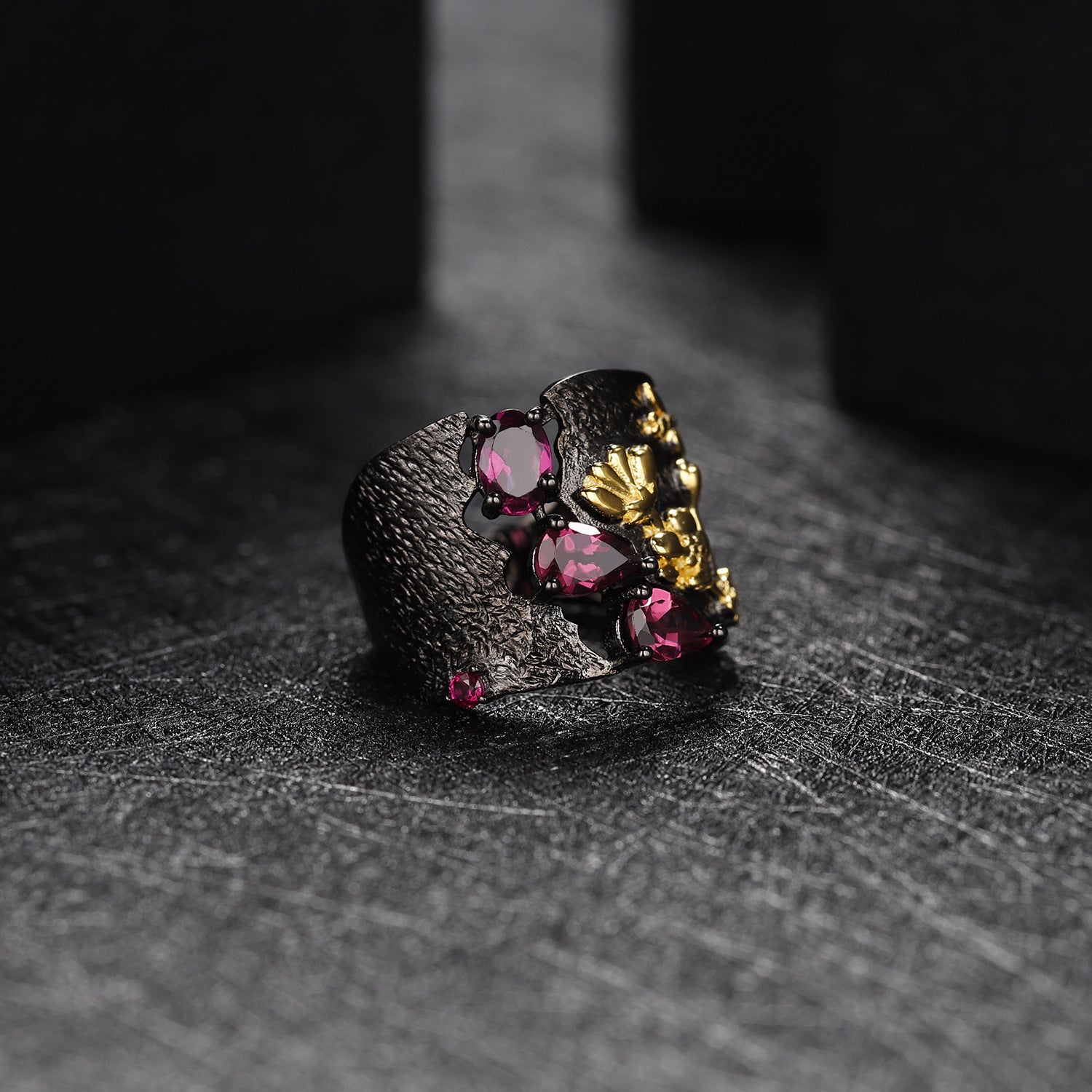 Rose Garnet Floral Ring 925 Sterling Silver (gemstone setting detail)