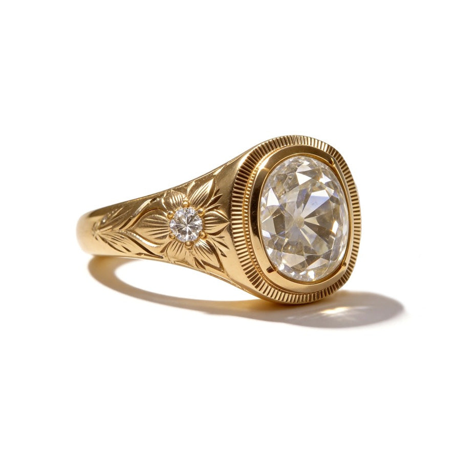 Close-up of the 5ct Moissanite setting on this ring
