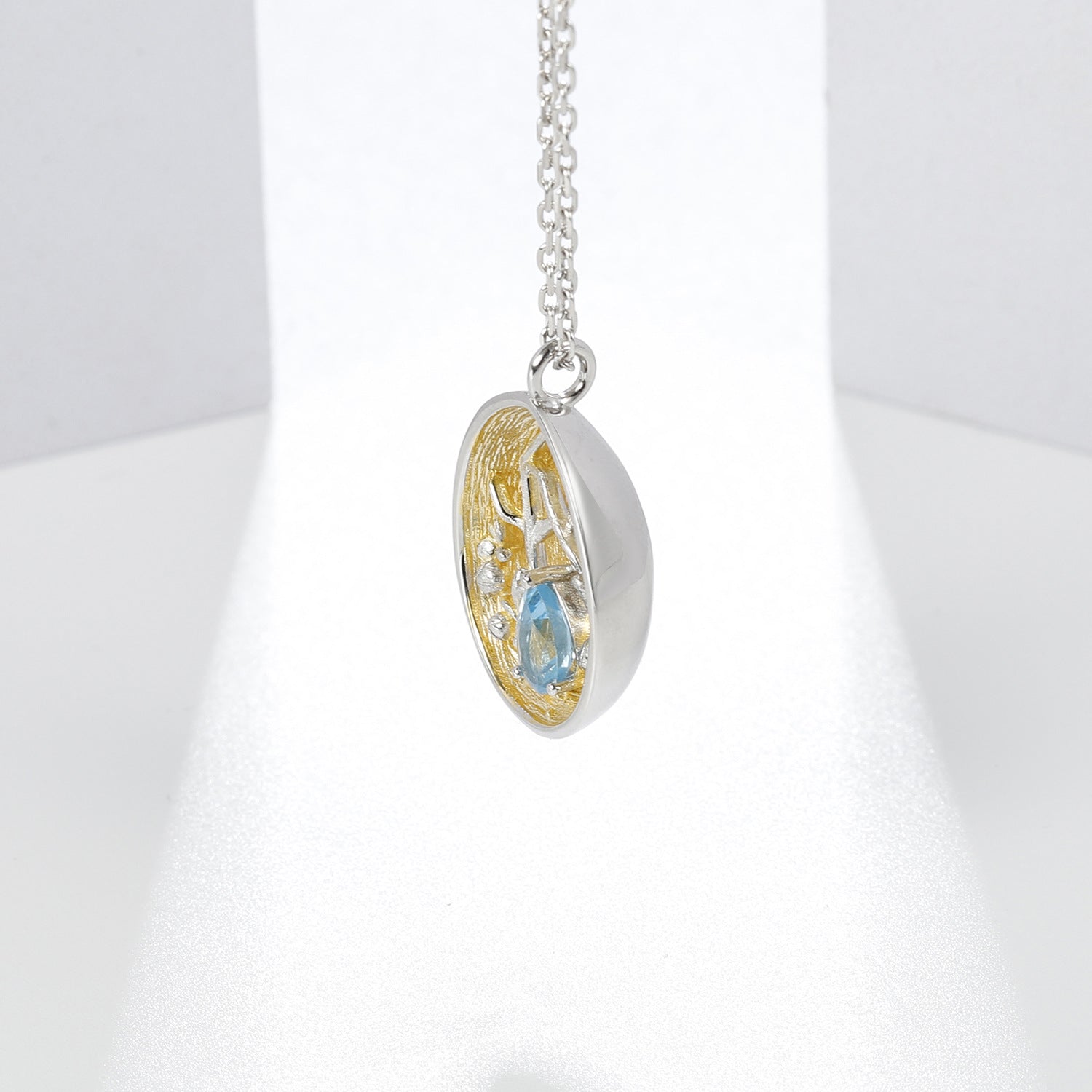 Topaz Nature-Inspired Pendant 925 Sterling Silver (gemstone setting detail)