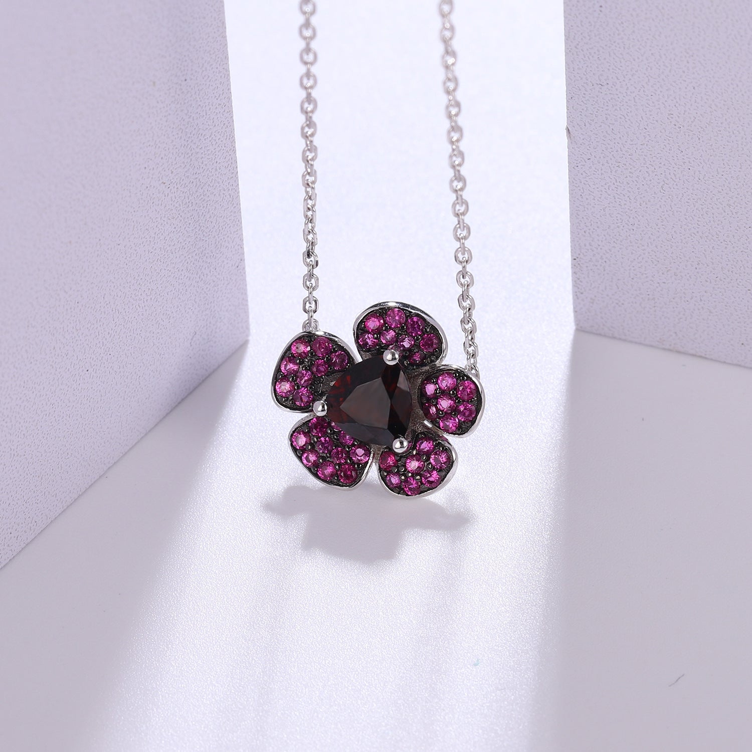 Amethyst Floral Pendant 925 Sterling Silver (gemstone setting detail)
