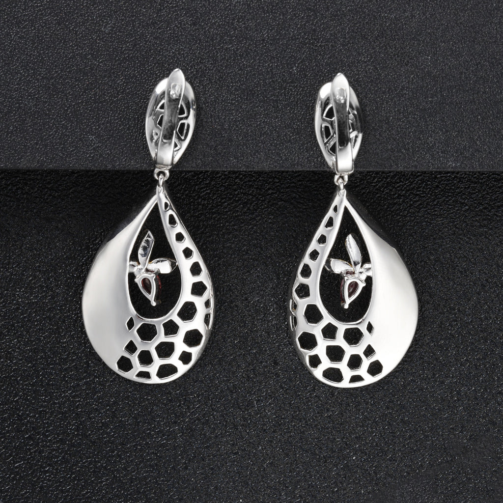 Garnet Bee & Honeycomb Earrings 925 Sterling Silver (gemstone setting detail)