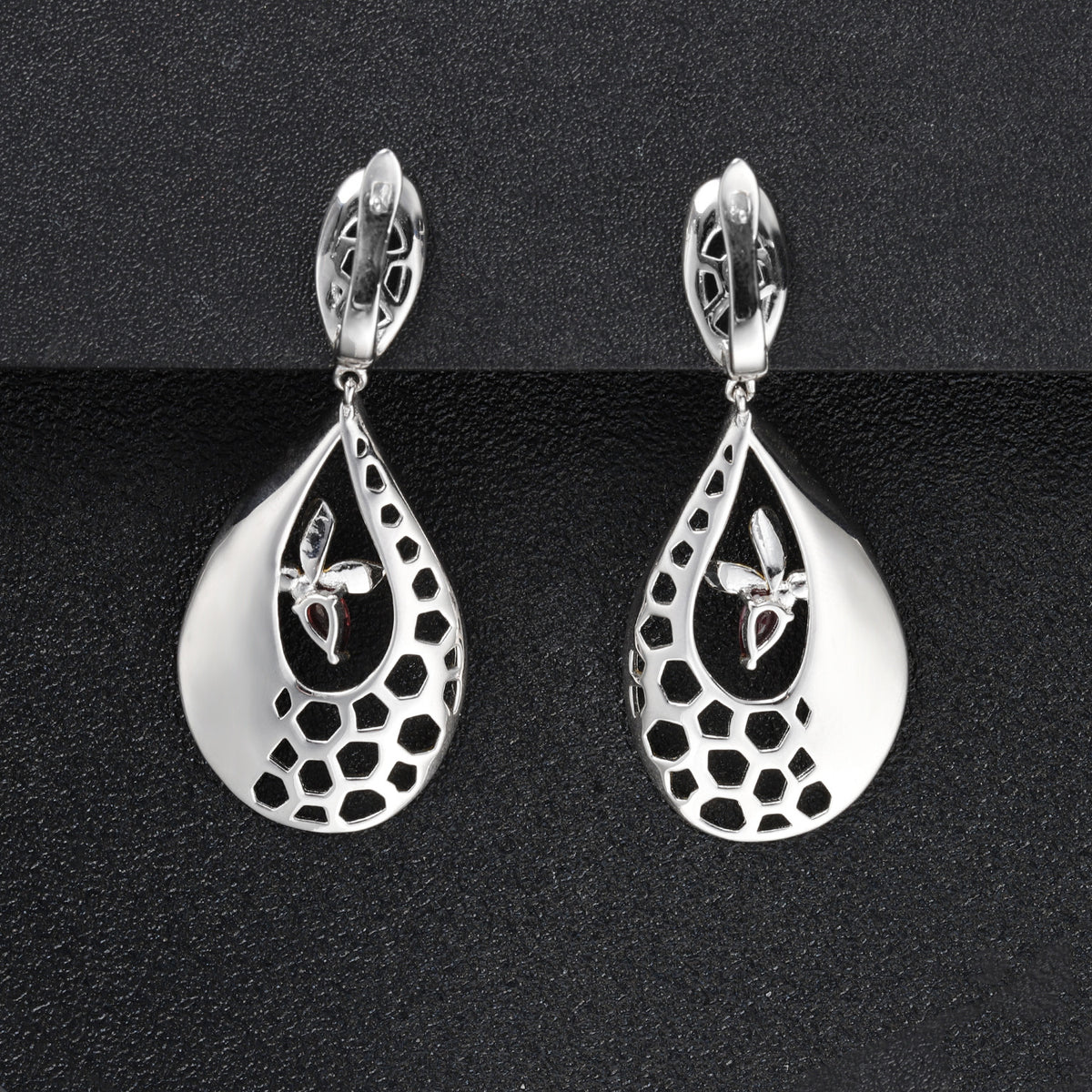 Garnet Bee & Honeycomb Earrings 925 Sterling Silver (gemstone setting detail)