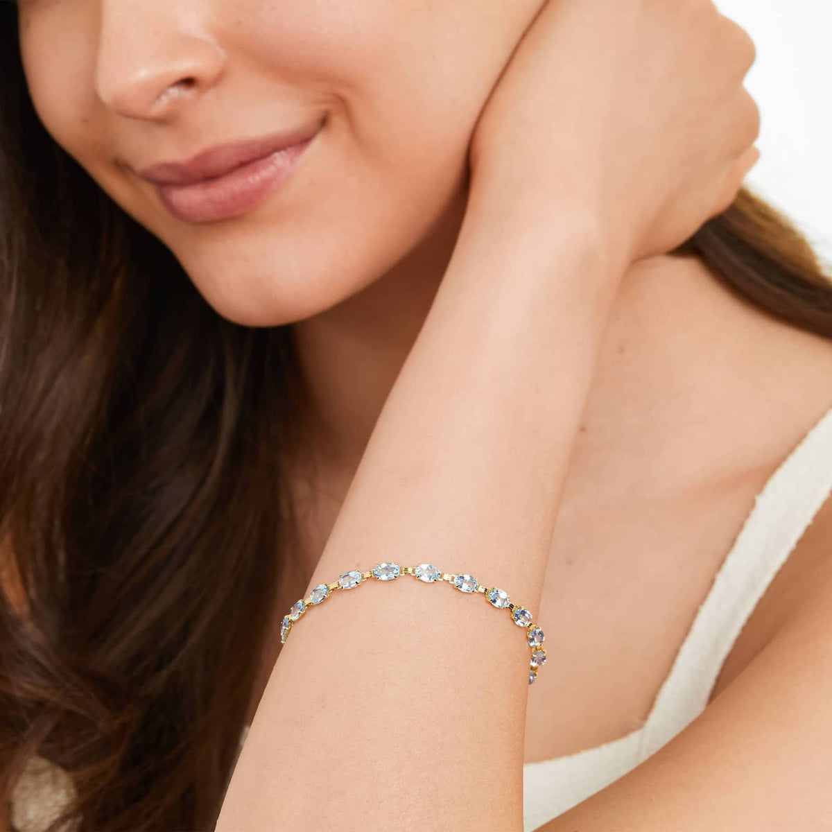 Sky Blue Topaz Trendy Bracelet 925 Sterling Silver (design detail close-up)