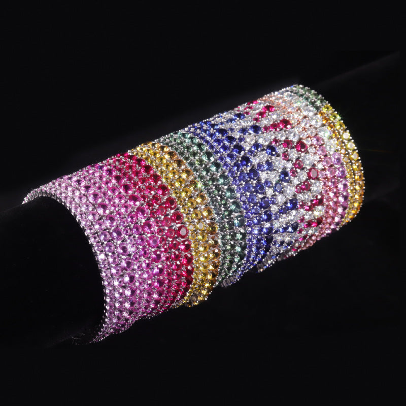 Close-up of the 5mm Sapphire setting on this bracelet
