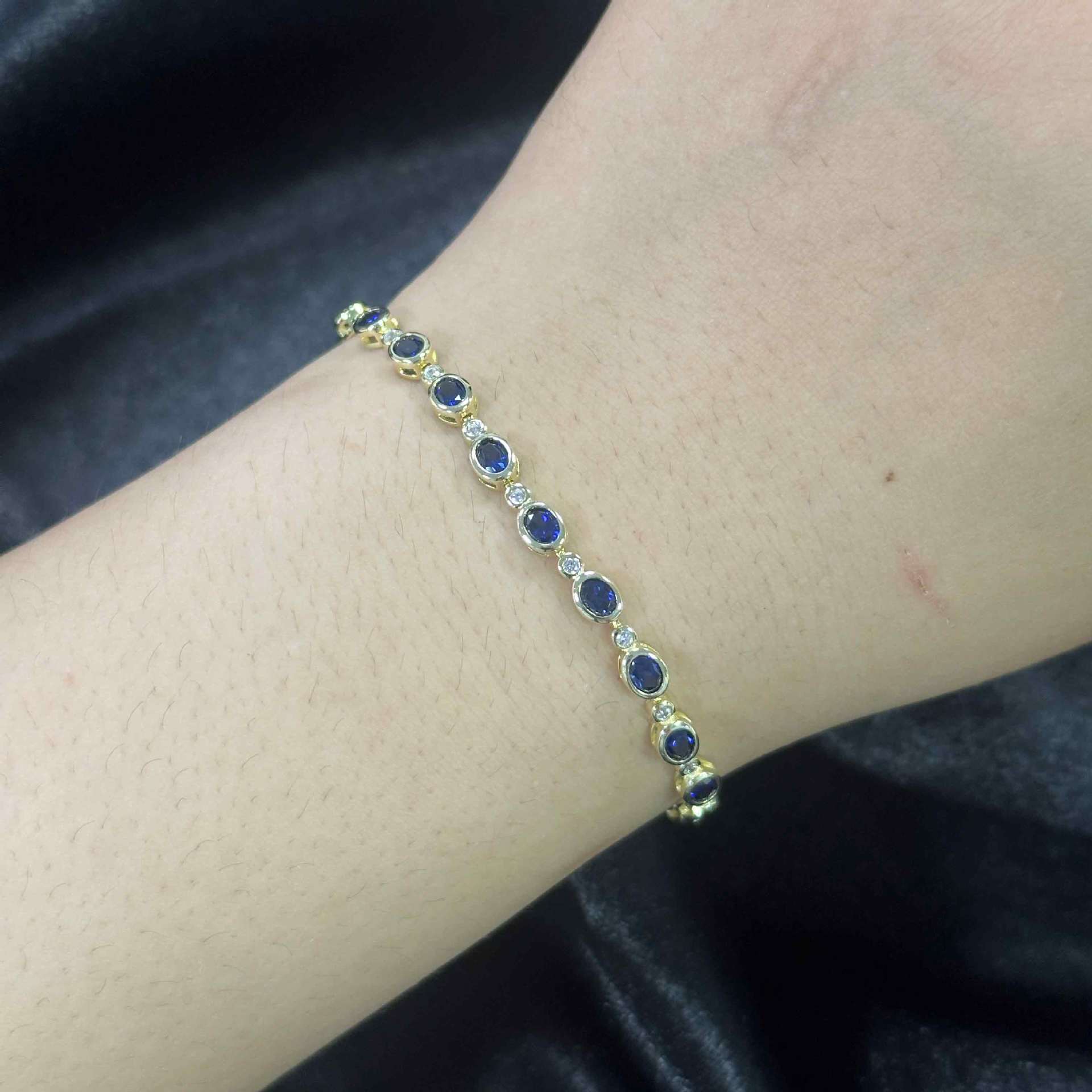 Lab-Grown Blue Sapphire Vintage Bracelet 925 Sterling Silver (design detail close-up)
