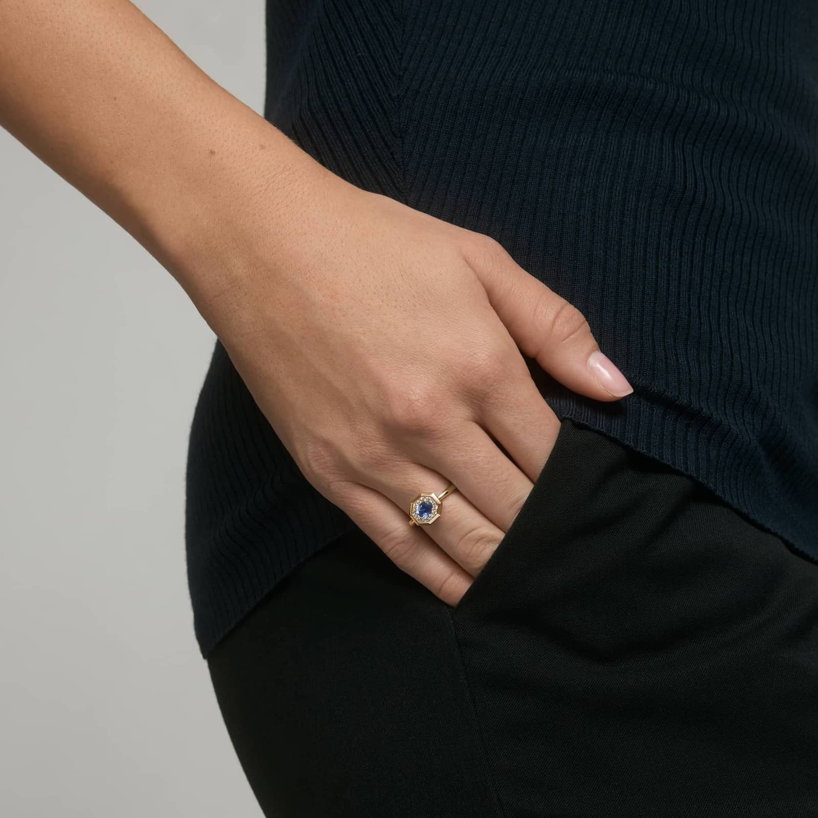 Side profile of the 1ct Lab-Grown Sapphire ring