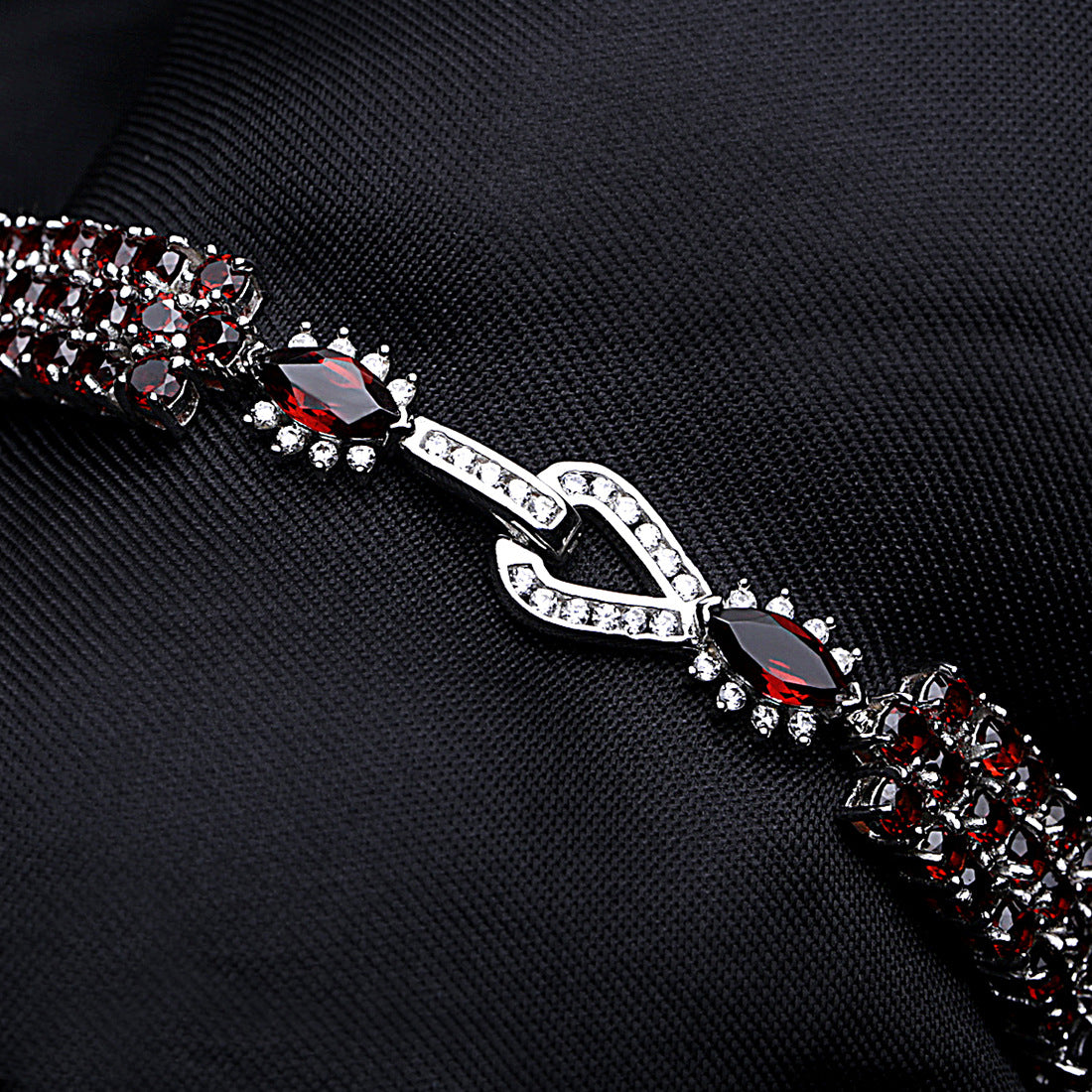 Garnet Multi-Stone Bracelet 925 Sterling Silver (gemstone setting detail)