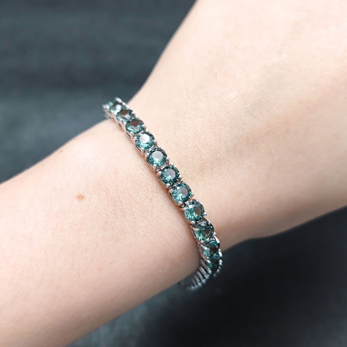 Lab-Grown Green Spinel 3/4/5mm Tennis Bracelet 925 Sterling Silver (design detail close-up)