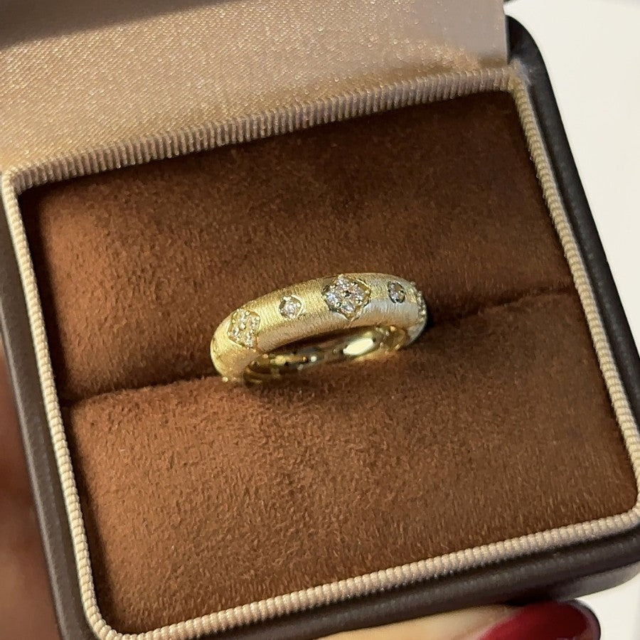 1.5mm Round Moissanite & Zircon Vintage Ring 925 Sterling Silver Gold & White Gold Tone - Styled Detail